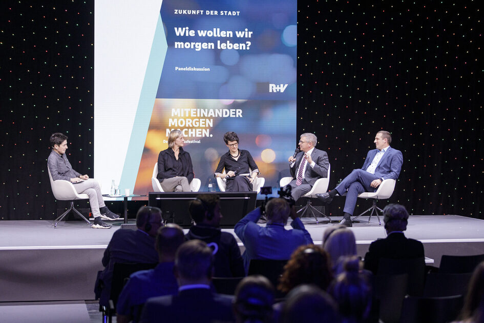 Belediye Başkanı Gert Uwe Mende ile kentsel gelişim üzerine tartışma turu