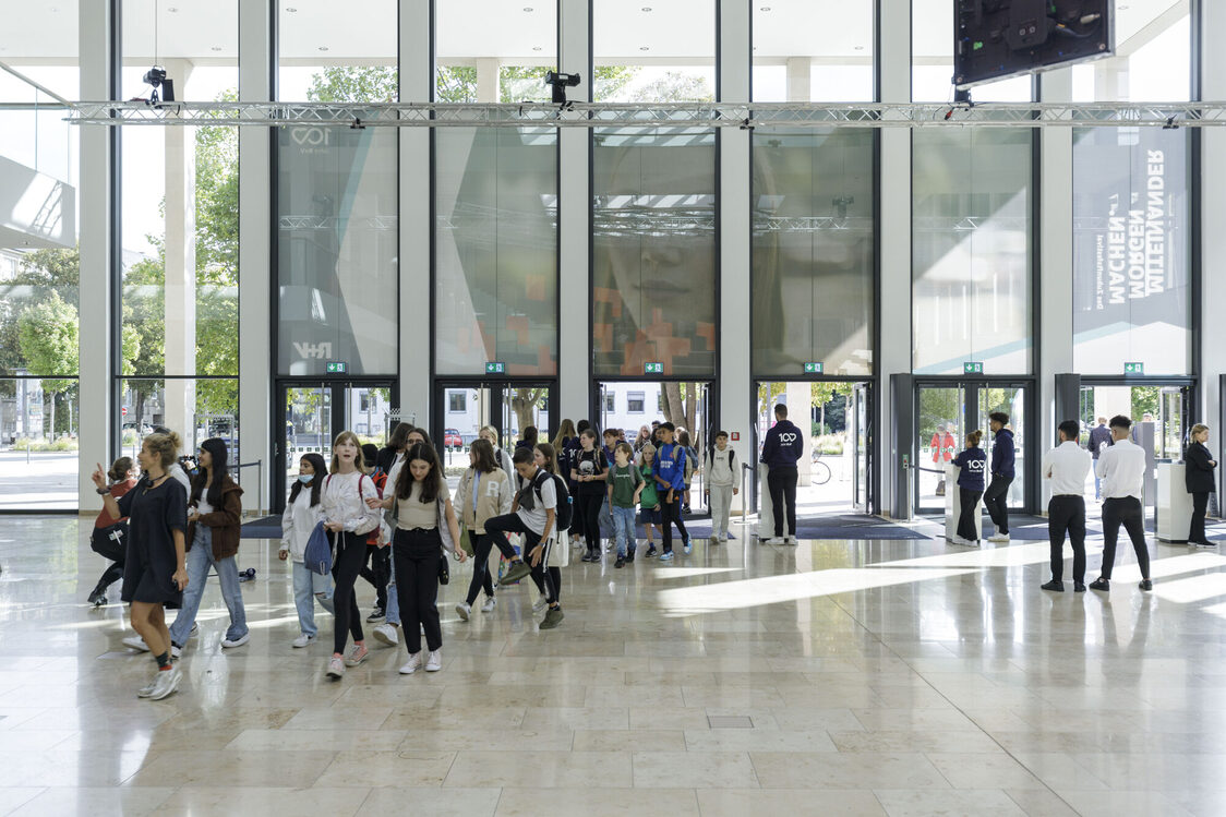 Foyer RMCC mit Schülerinnen und Schülern