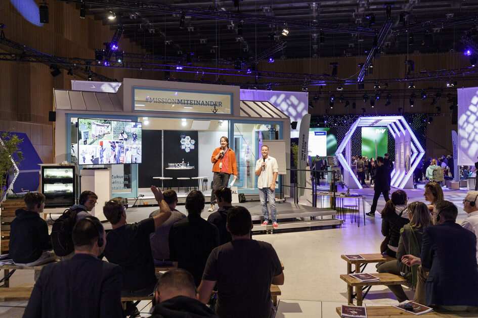 R+V Küçük Ev'de katılım sahnesi