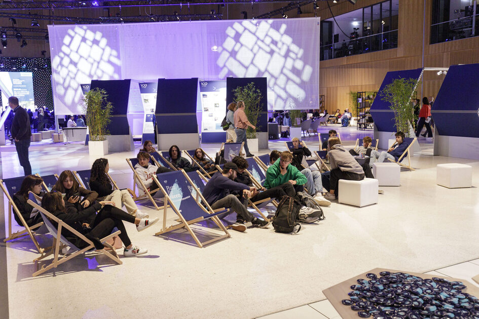 Kuzey salonunda dinlenme köşesi