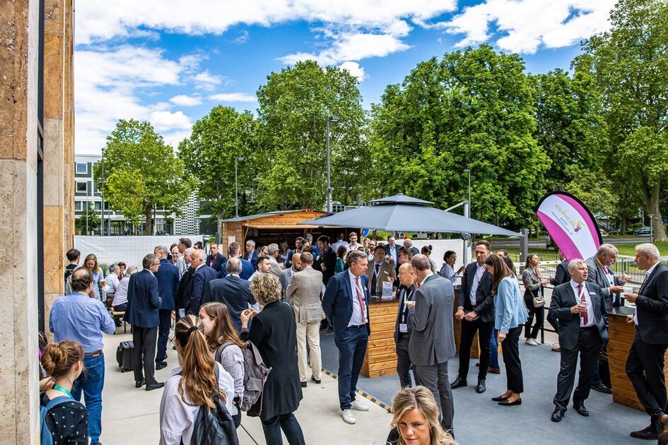 Kongre konukları RMCC dışında sohbet ediyor