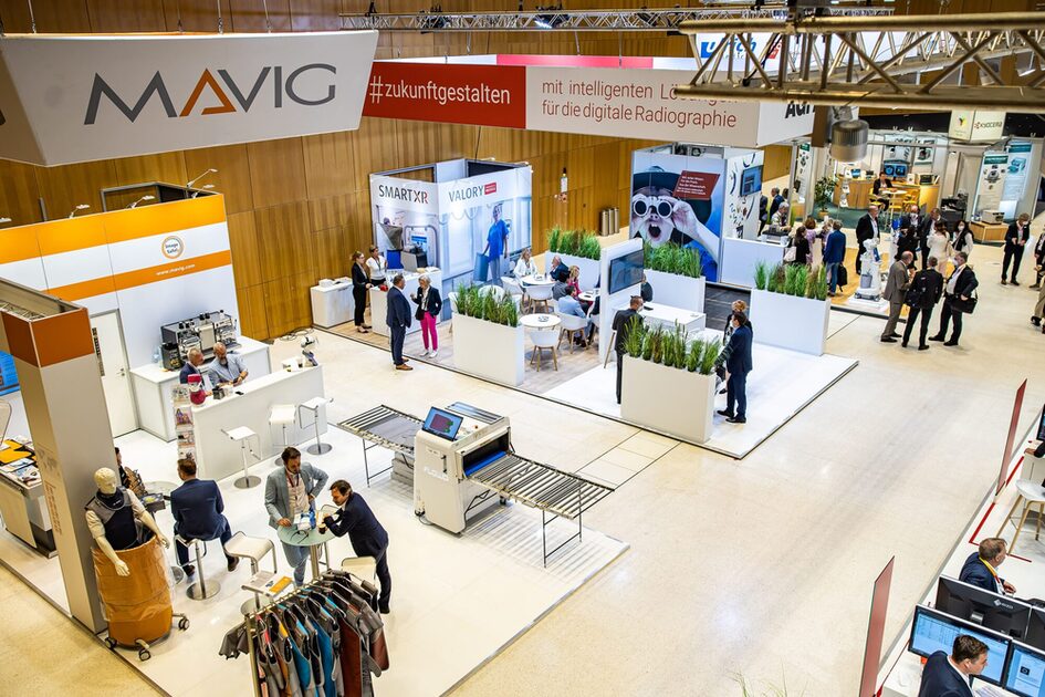 Fuarda stantlar arasında ticaret fuarı ziyaretçileri