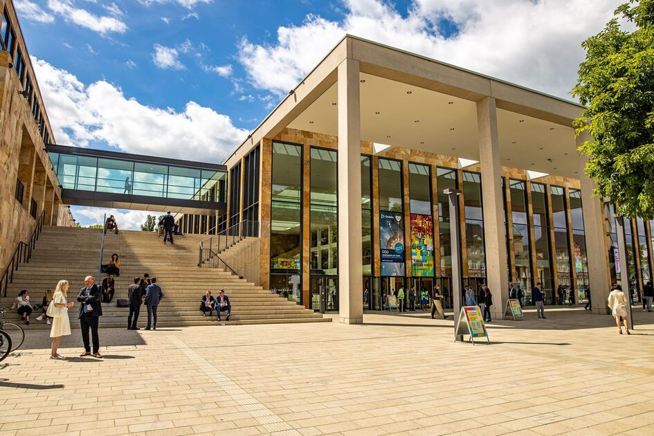 Kongre konukları RMCC dışında sohbet ediyor