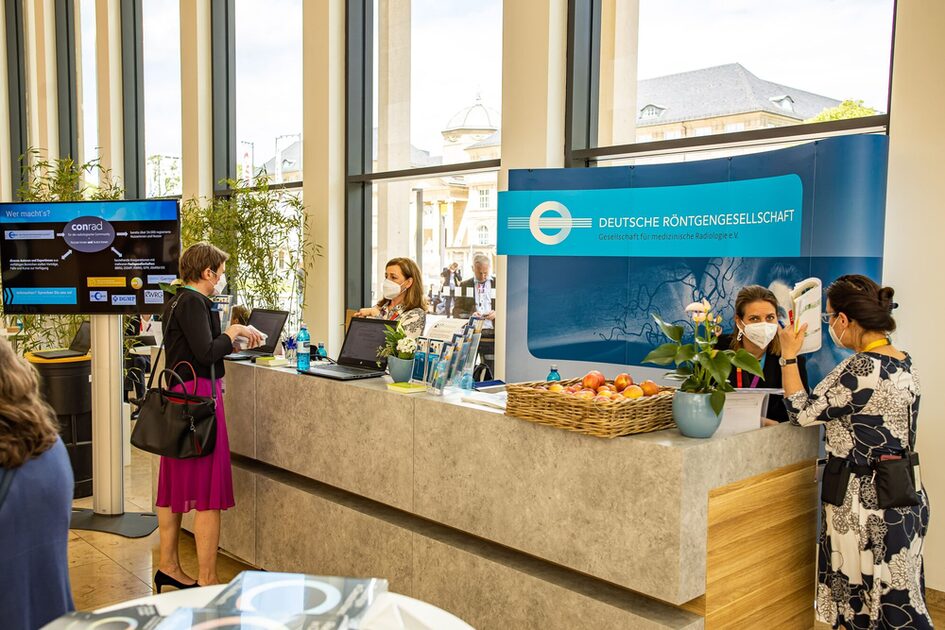 Kongre konukları stantta