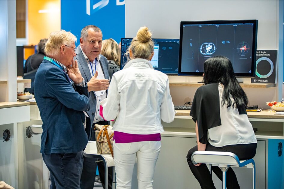 Kongre konukları sohbet ediyor