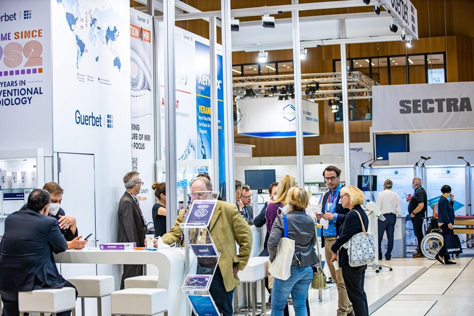 Kongre konukları sergi salonunda