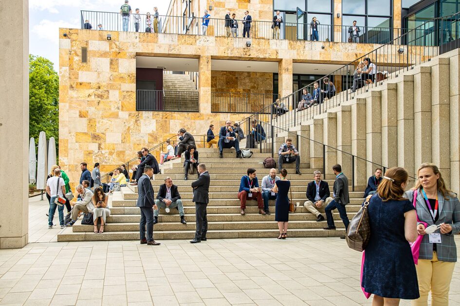 Fuar ziyaretçileri RMCC girişinin önünde