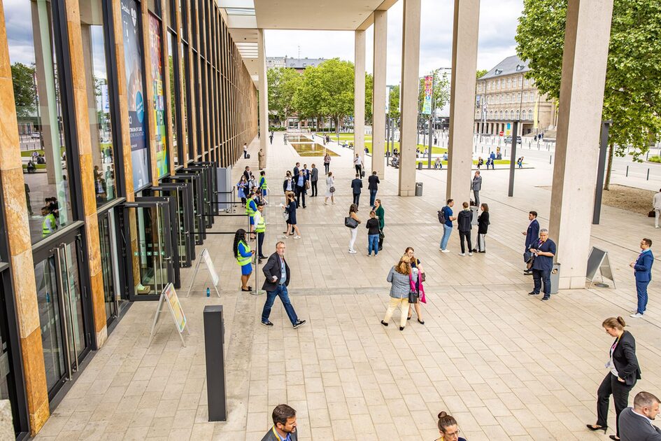 Kongre konukları RMCC dışında sohbet ediyor