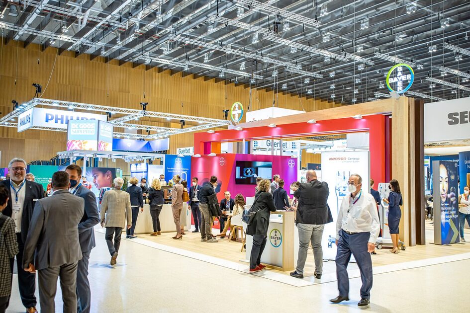 Ticaret fuarındaki ziyaretçiler