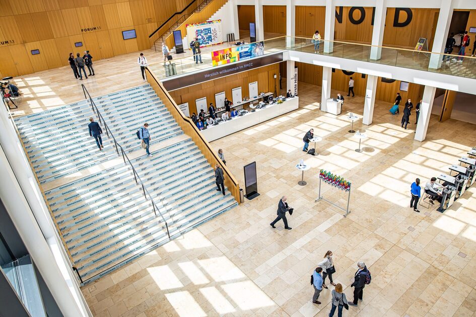 Fuar ziyaretçileri RMCC fuayesinde