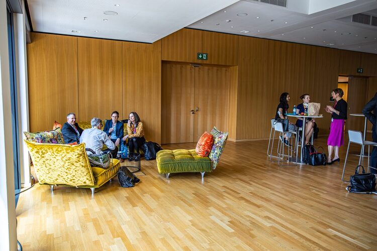Kongressgäste unterhalten sich in der Lounge Ecke im RMCC