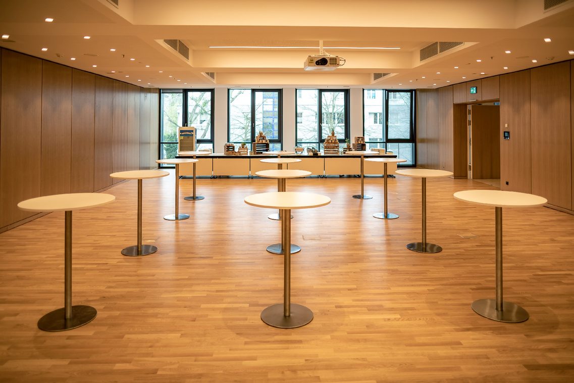 Forum 2 high tables