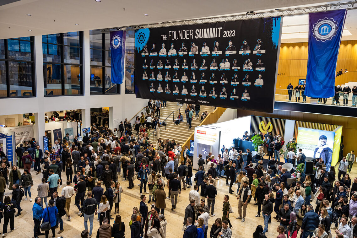 Veranstaltungsgäste stehen im Foyer