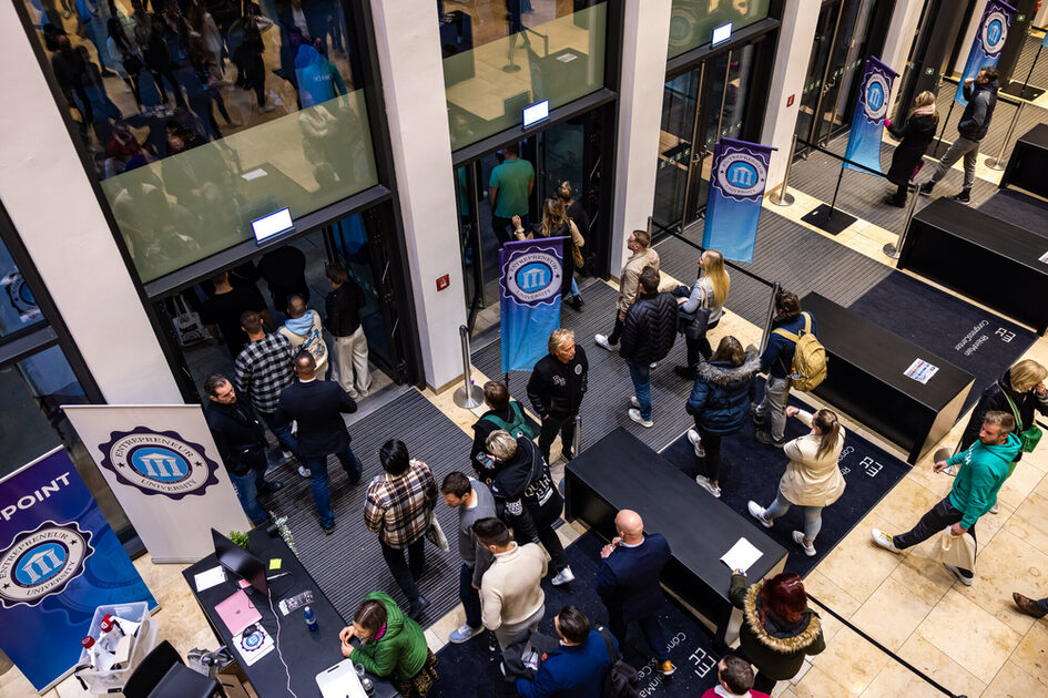 Etkinlik konukları RMCC girişinde sıraya giriyor