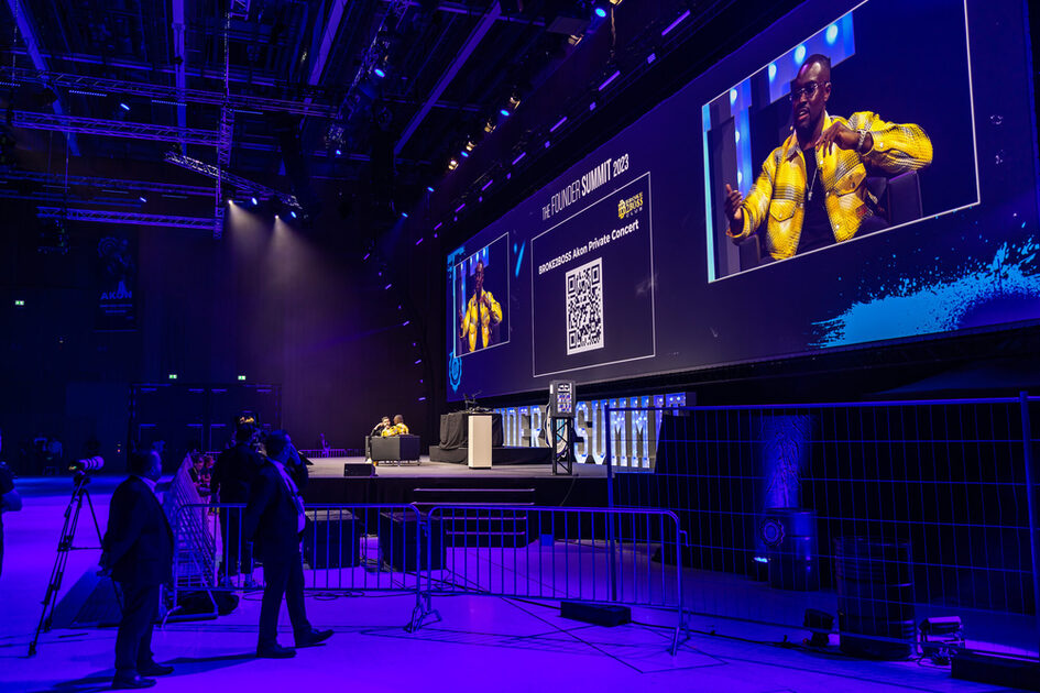 Çitle çevrili sahne