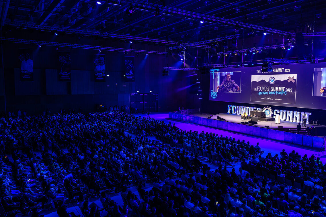 Ein Interview findet auf der Bühne vor dem Publikum statt