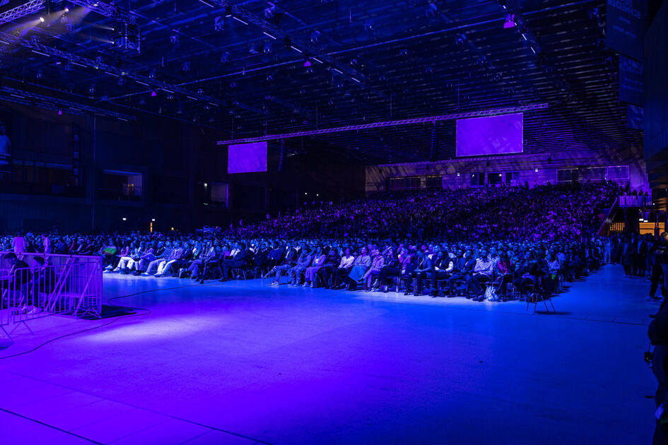 Seyirciler sahnenin önünde sıralar halinde otururlar.