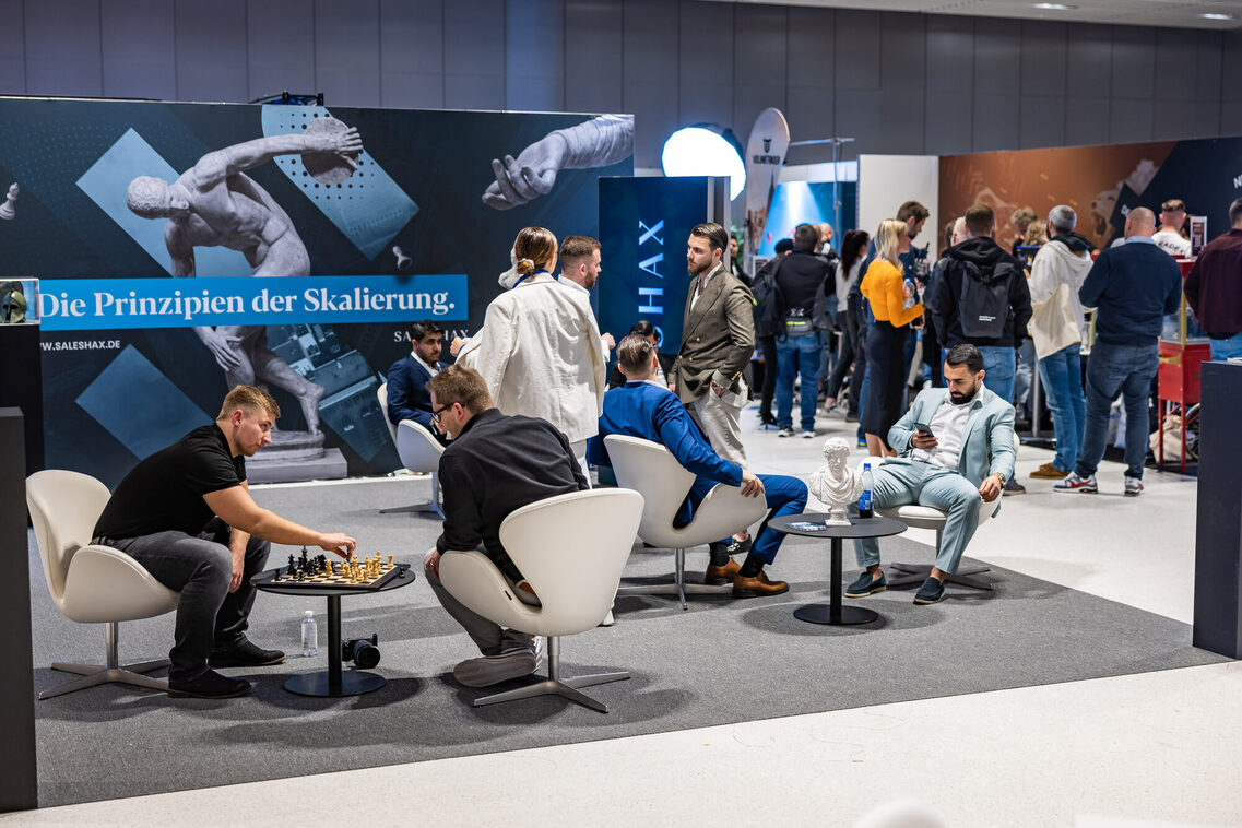 Veranstaltungsgäste sitzen auf den Stühlen und unterhalten sich