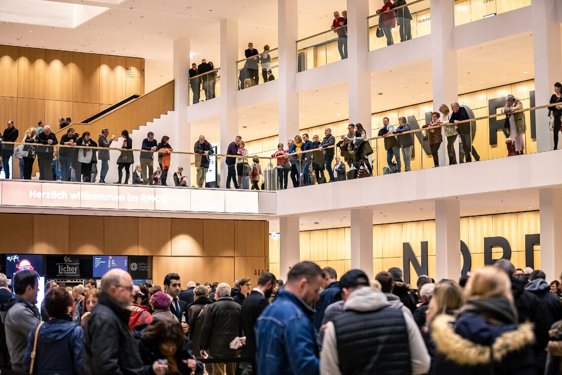 Foyer Zentral Besucher