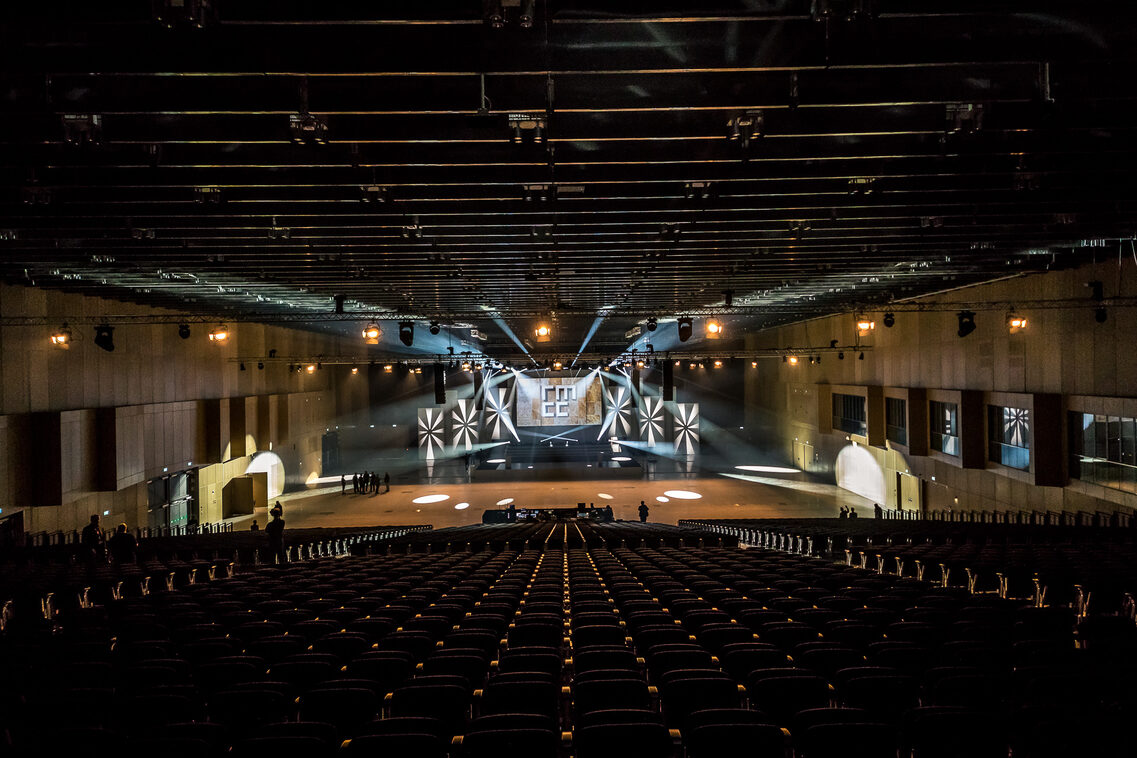 Halle Nord Tribüne mit Blick auf Bühne