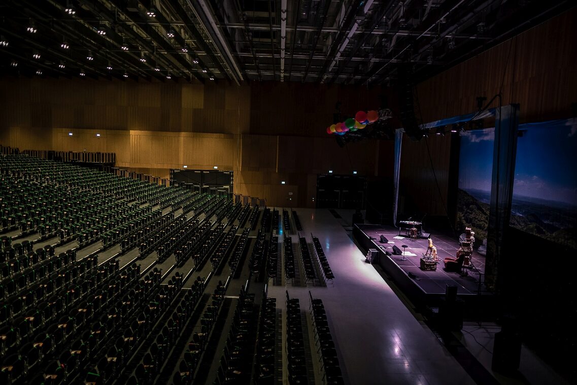 Halle Nord Tribüne Bühne