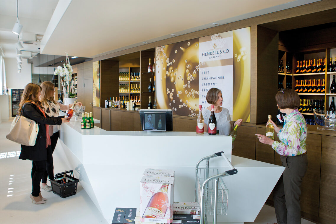 Zwei Frauen suchen sich Wein aus