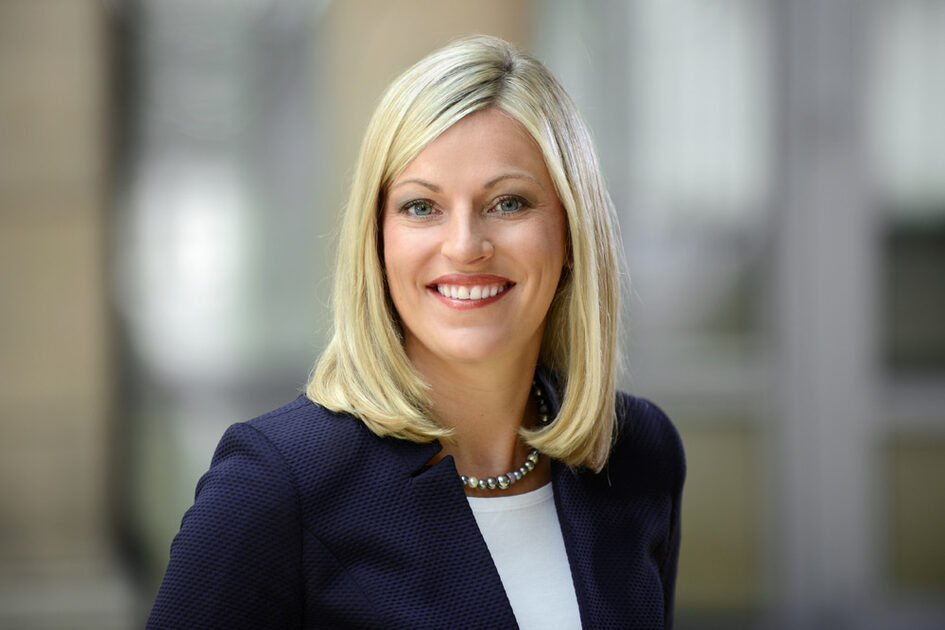 Porträtfoto Annika Schaad-Diederich lächelnd mit schulterlangen offenen Haaren. Mit Perlenkette und Blazer.