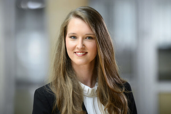 Porträtfoto Catharina Anselmann lächelnd mit offenen langen Haaren in Blazer