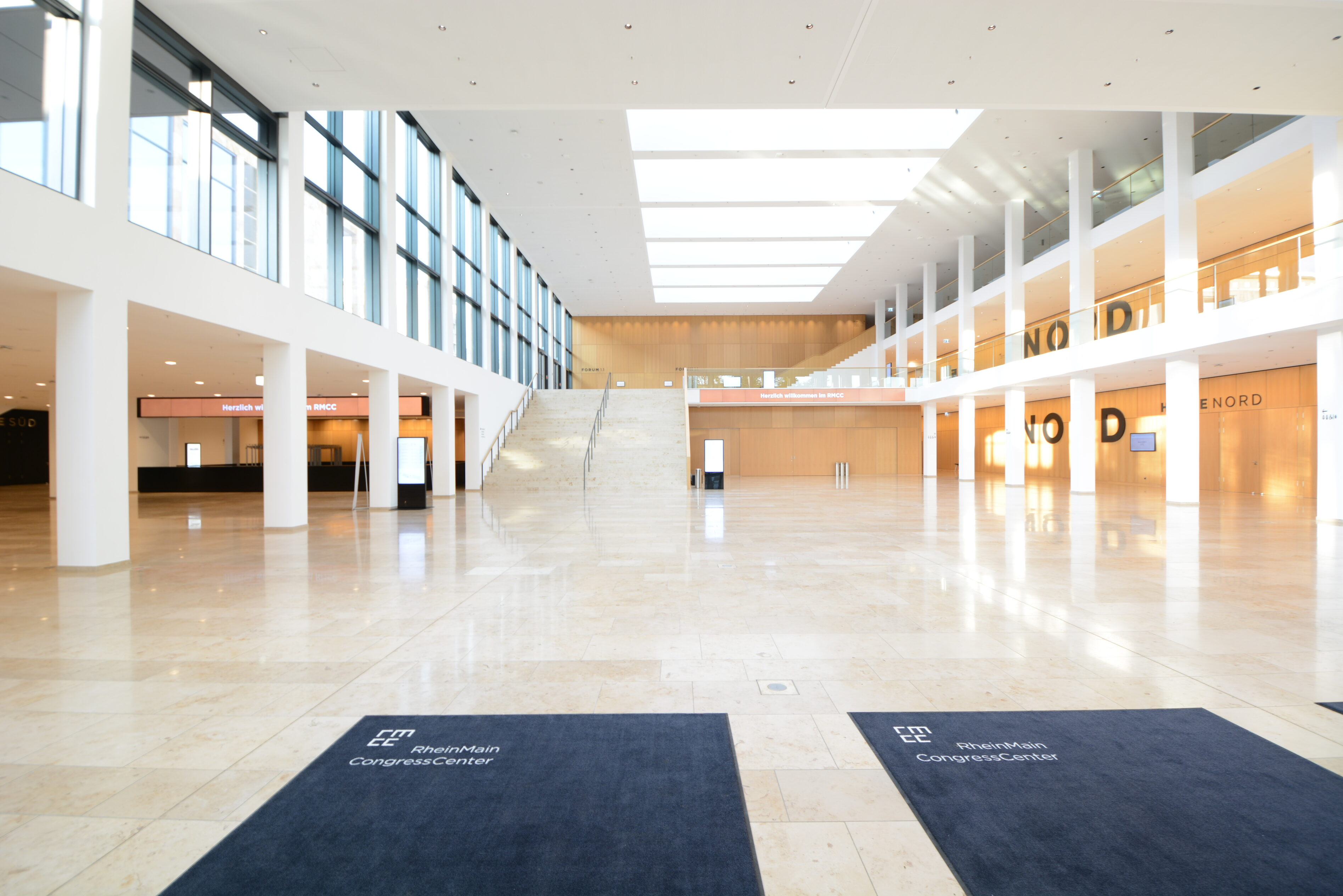 Drohnenflug durch das RheinMain CongressCenter mit Einsicht in die leeren Veranstaltungsräume