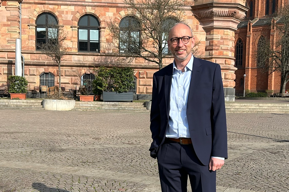 Matthias Fromm – nuovo amministratore delegato – uomo con la barba e in giacca e cravatta davanti a un edificio storico