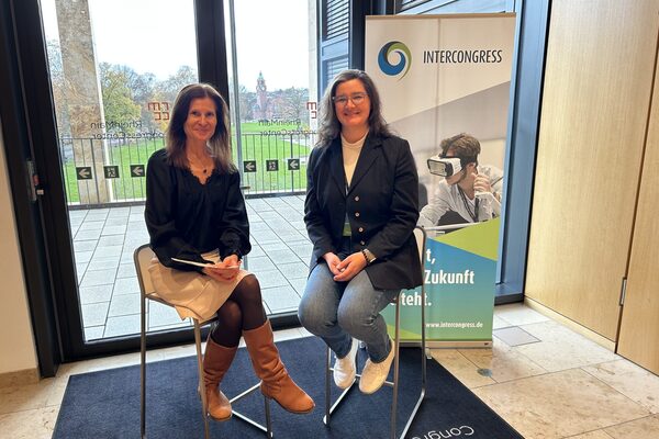 Zwei Damen sitzen auf Barhockern vorm Terrassensaal