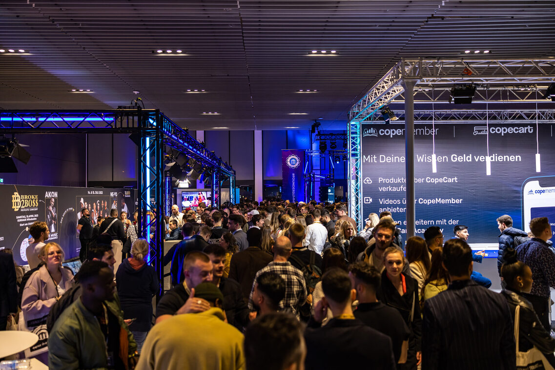 Founder Summit Besucher bei Ausstellung