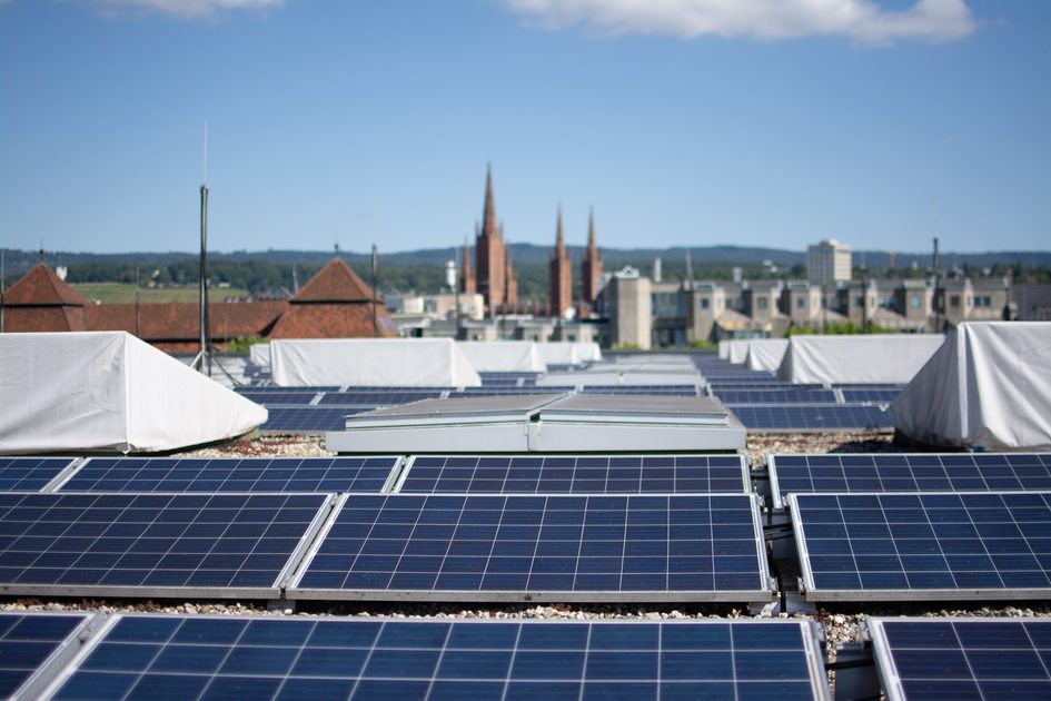 PV-Module auf der Halle Nord