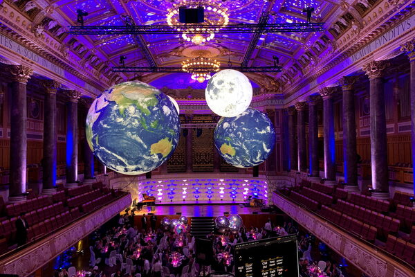 Galaabend im Kurhaus Wiesbaden mit Medientechnik an der Decke