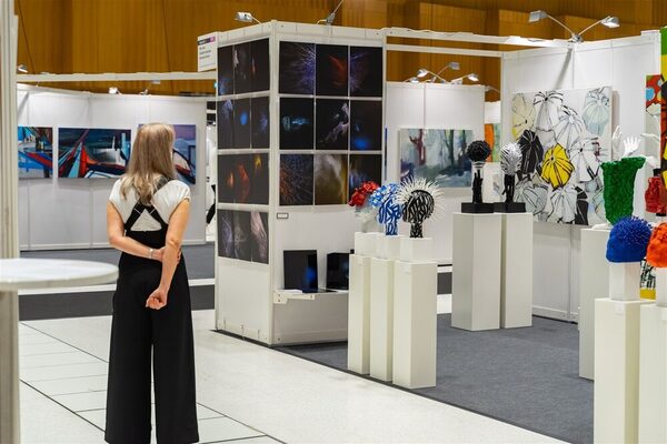 ARTe Messe 2021. eine Frau steht vor dem Artwerk