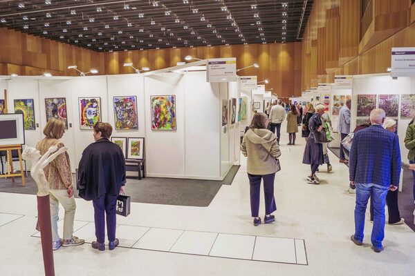 ARTe Messe 2021. une femme se tient devant Artwerk