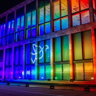 Light for Peace im RMCC: RMCC erstrahlt in den Regenbogenfarben des Friedens